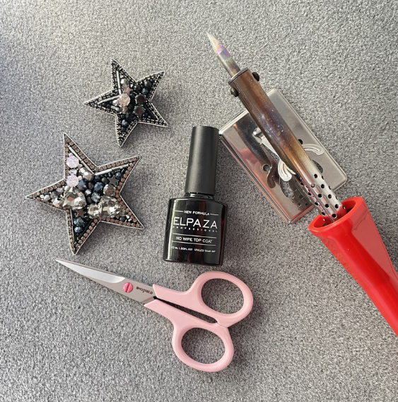 [Оксана Дивакова] [Broshka] [Вышивка] Обработка края броши с помощью паяльника и УФ-лампы (2024)