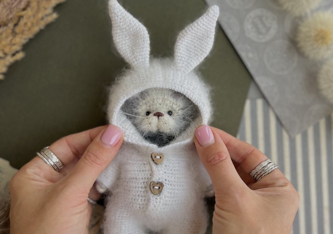 [Анастасия Пономарева] Маленький котенок в комбезе зайки (2025)